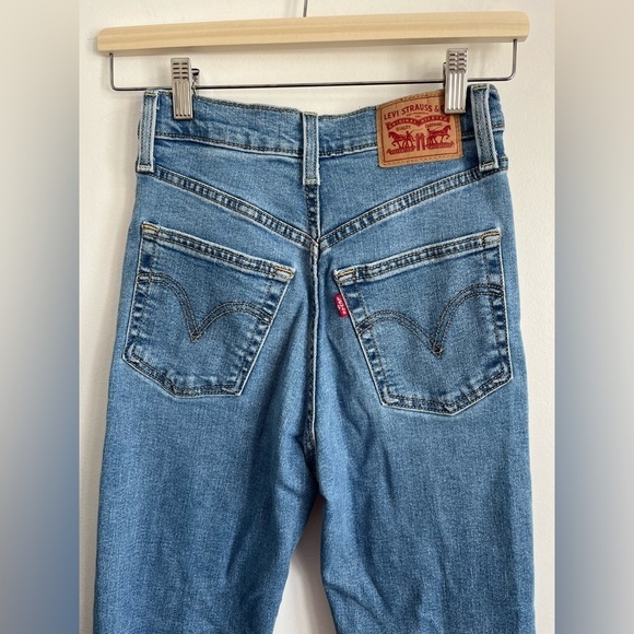 Levi’s Ribcage Straight Crop Light Wash Distressed High Rise Denim Jeans - US 24 - Picture 6 of 8